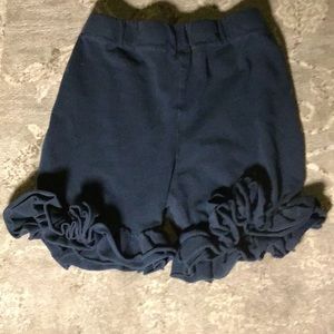Stretchy knit shorts with ruffle